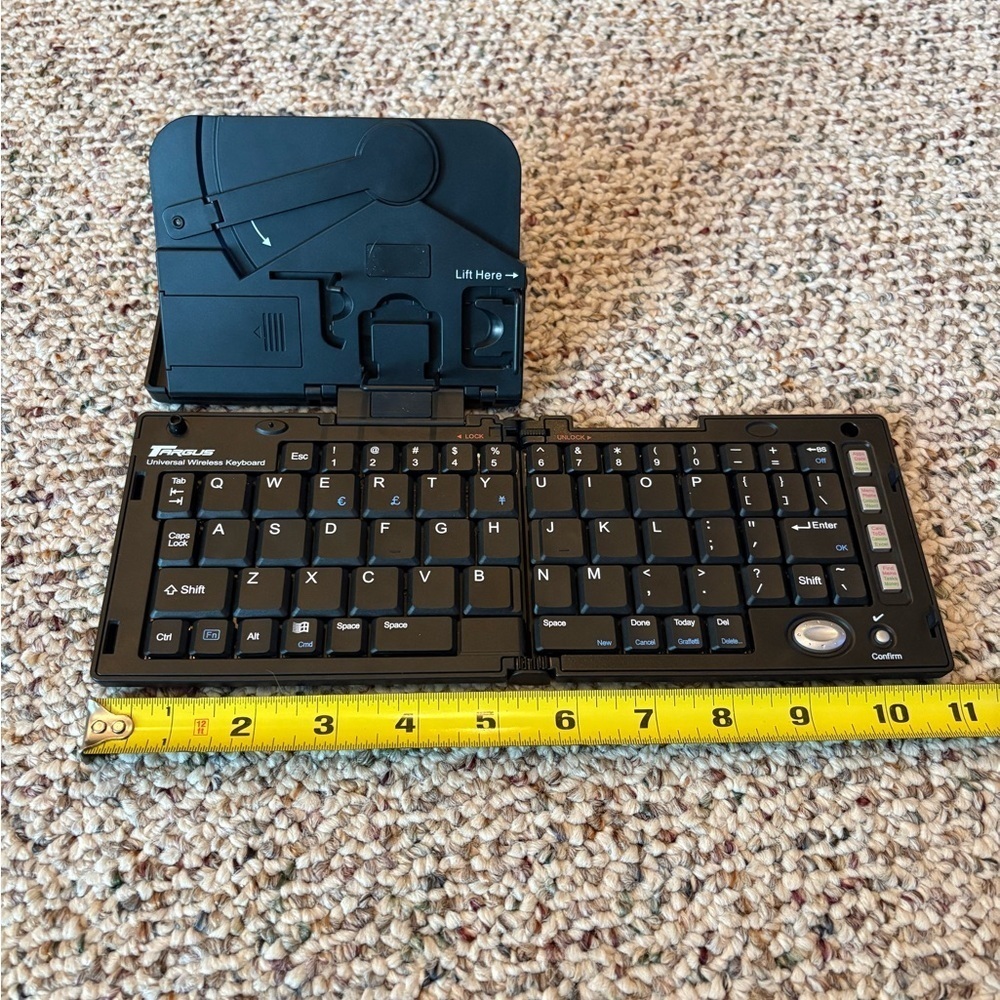 Targus Model PA870 Portable Folding Keyboard. Y2K